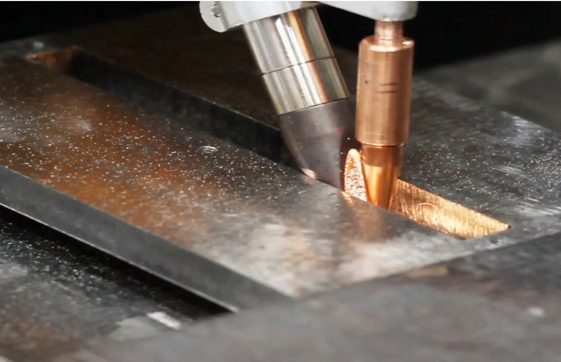 Пистолет для лазерной наплавки с кронштейном