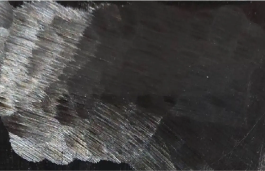 Наплавленная лазером проволока крупным планом после выравнивания