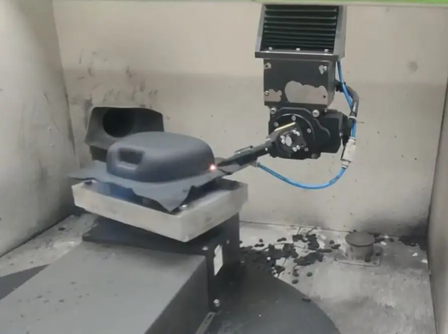 Процесс обрезки изделия лазером