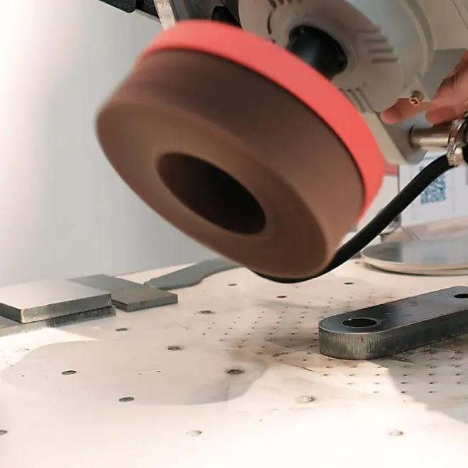 Щетка для шлифовки на электродвигателе станка, вид снизу-сбоку