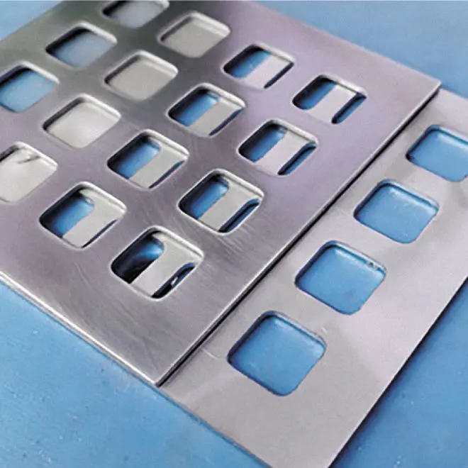 Шлифованный лист метала с отверстиями рядом с необработанным