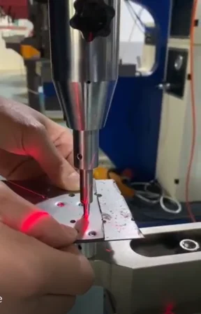 Инструмент для соединения двух металлических пластин_1