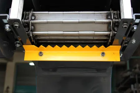 Стальной гусеничный конвейер для транспортировки деталей. Серия IVT-A-A001