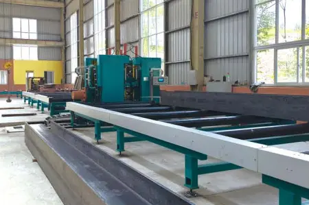 Горизонтальная правильная машина для полок двутавровых балок