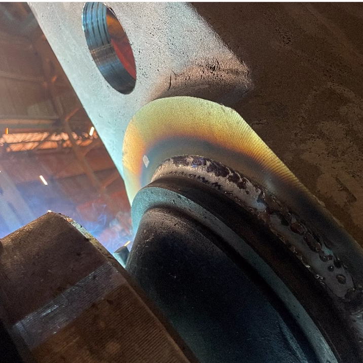 Пример работы роботизированного комплекса для MIG/MAG сварки поперечин рам карьерных самосвалов