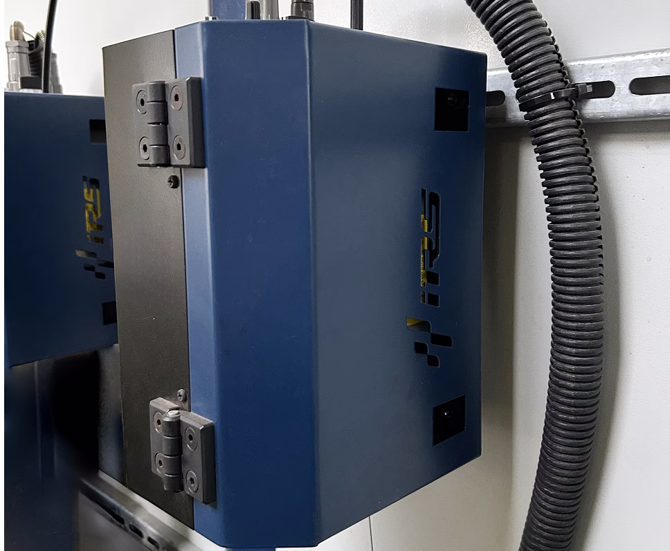 Механизм подачи проволоки IRS. Робот версия в комплексе лазерной сварки и наплавки