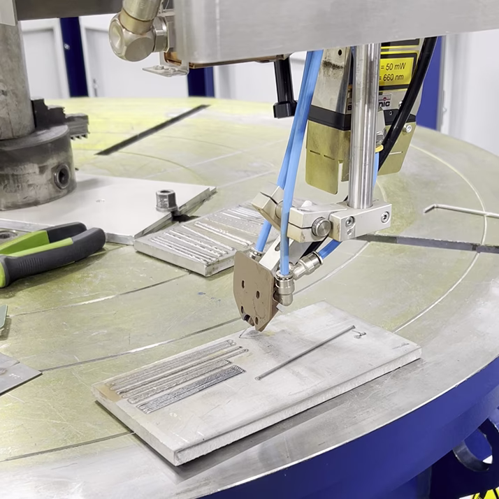 Лазерная оптическая голова для сварки с присадочной проволокой и без нее