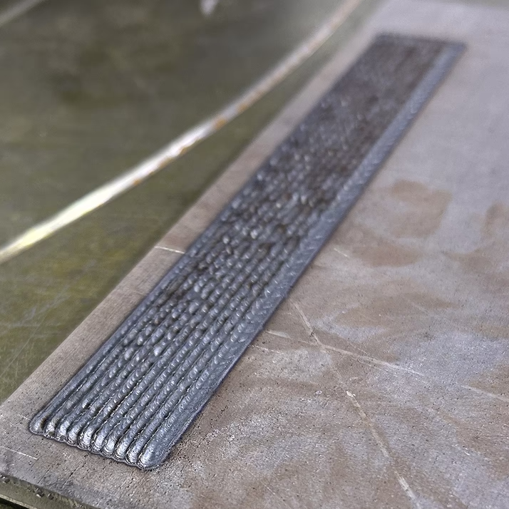 Пример выполнения работ лазерной оптической головой для сварки с присадочной проволокой и без нее