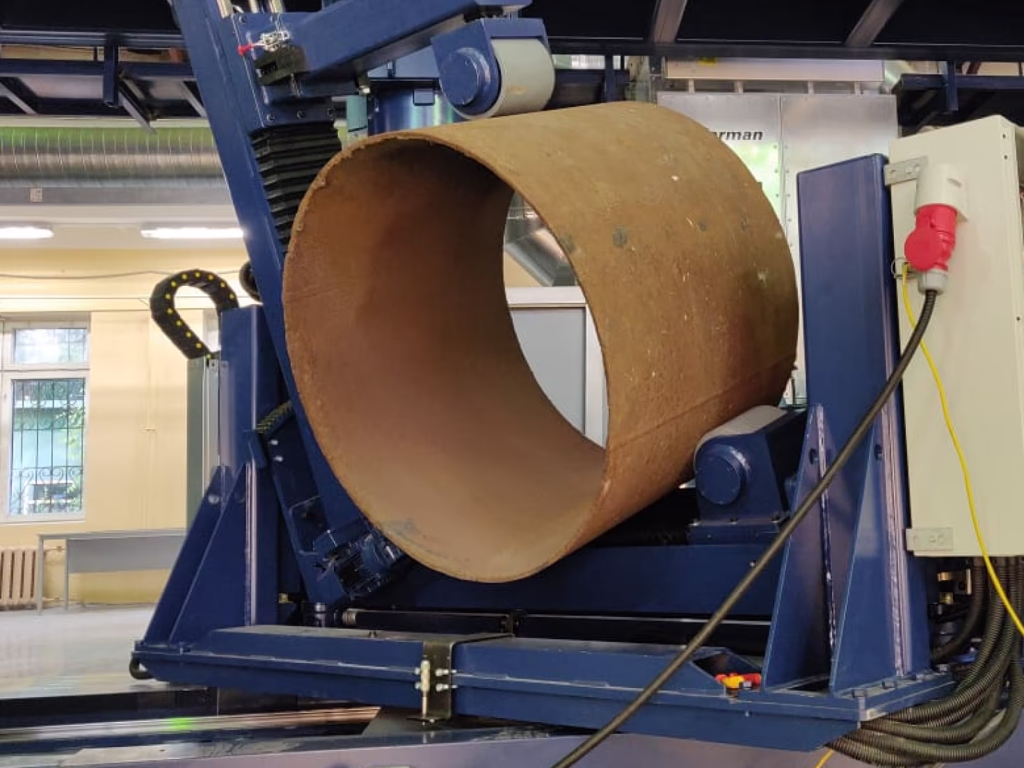 Наклон детали в роликовой опоре в роботизированном комплексе по изготовлению стальных трубопроводов