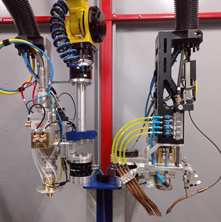 Tool change station with cladding (left) and welding (right) laser heads