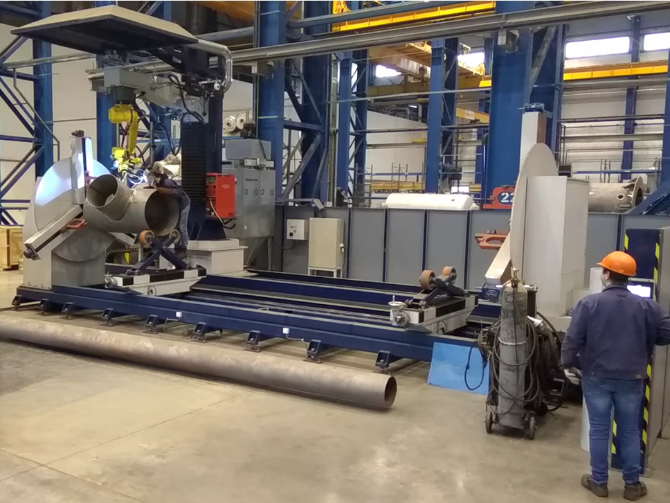 Robotic welding complex: view of the positioner with horizontal rotation axis