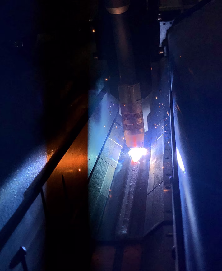 Longitudinal weld process of a sample on the pneumatic clamp fixture, View 1