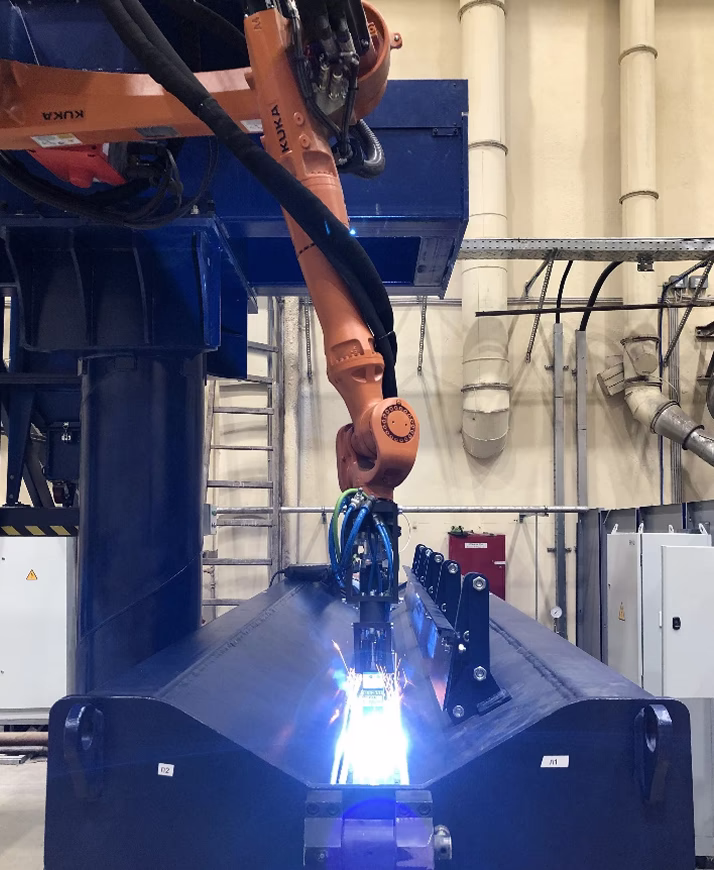 Longitudinal weld process of a sample on the pneumatic clamp fixture, View 2
