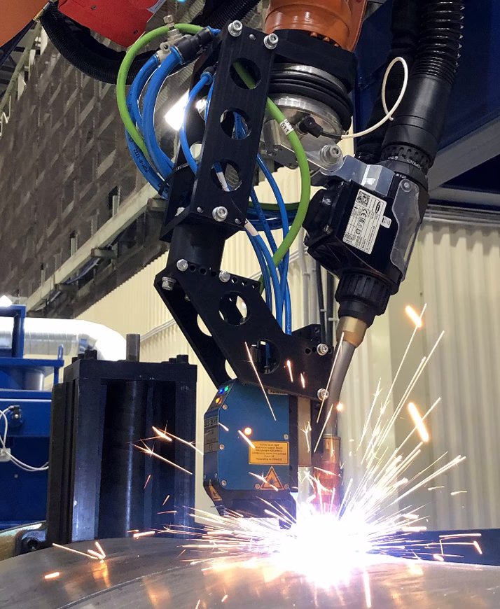 Circular weld process of a sample on the single-axis positioner, View 2