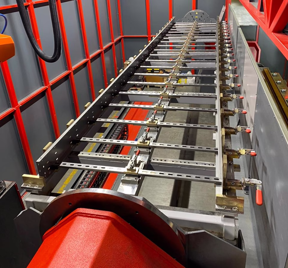 Положение изделия в специальной оснастке роботизированного комплекса лазерной сварки лестничных лотков