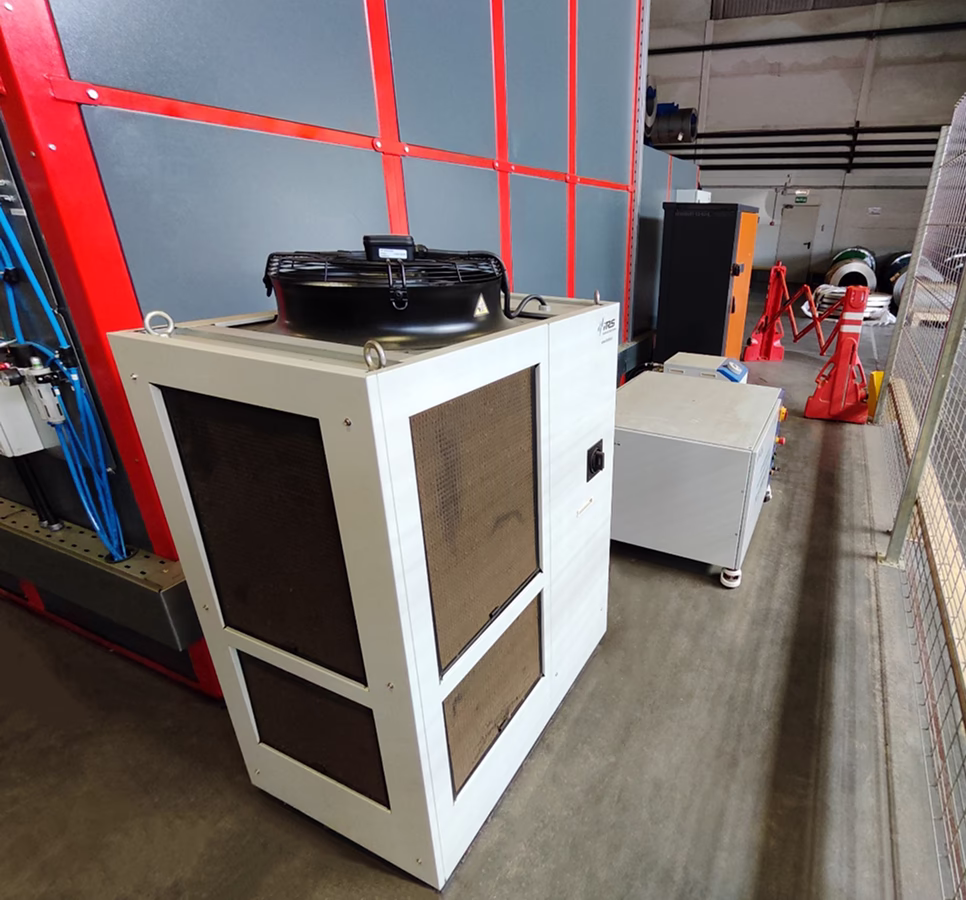 Система охлаждения и источник лазерного излучения роботизированного комплекса лазерной сварки лестничных лотков