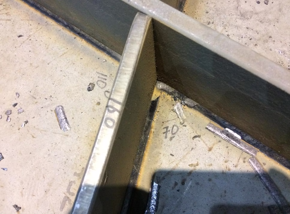 Сварка соединений под острыми и тупыми углами HYUNDAI Supercored 71H, CO2 на РТК лазерной сварки