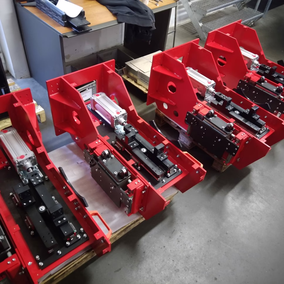 Pulse arc welding with fine droplet metal transfer in the automated pipe cladding system