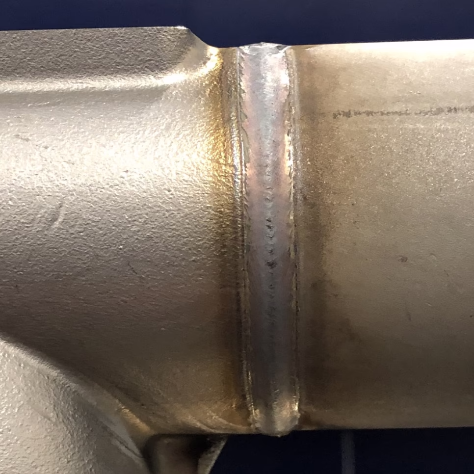 Кольцевой шов коллектора, процесс MIG CMT в роботизированном комплексе для TIG и MIG/MAG сварки. Вид вблизи