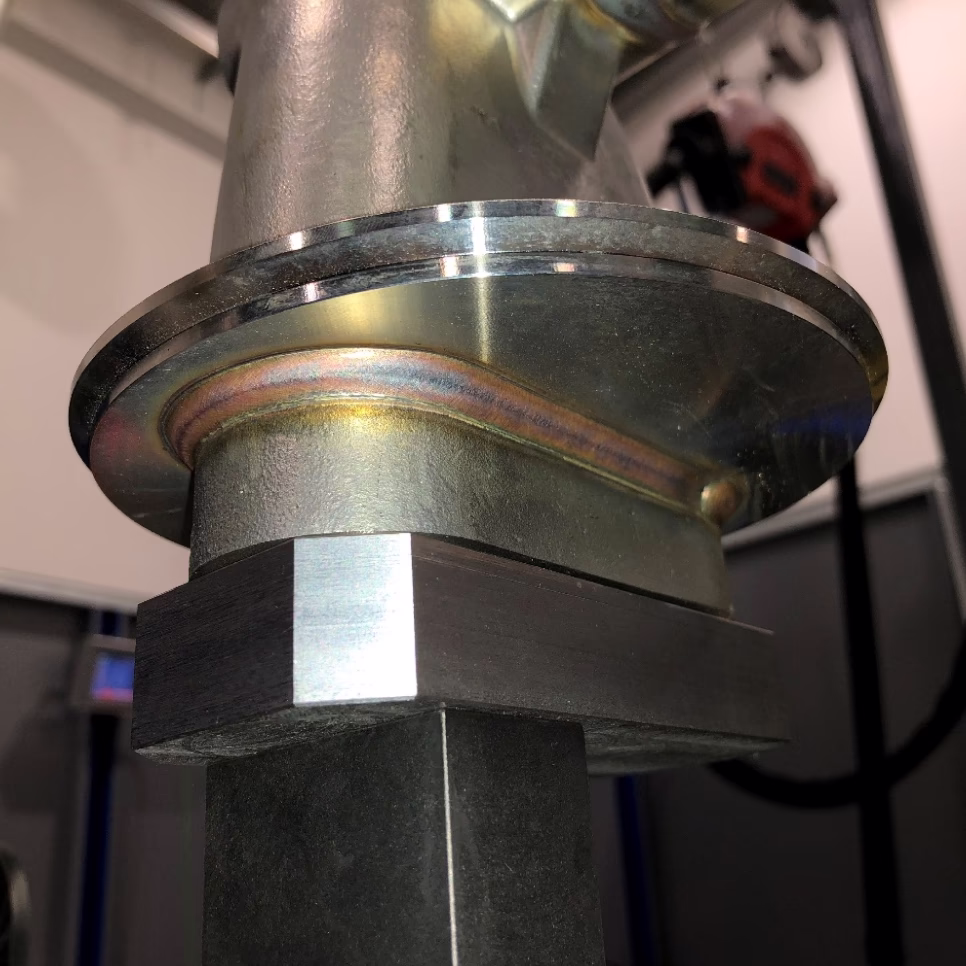 Сваренный фланец коллектора, процесс MIG CMT в роботизированном комплексе для TIG и MIG/MAG сварки. Вид вблизи