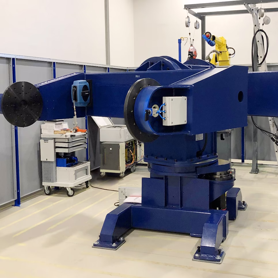 Пятиосевой сварочный позиционер IRS в роботизированном комплексе для TIG и MIG/MAG сварки