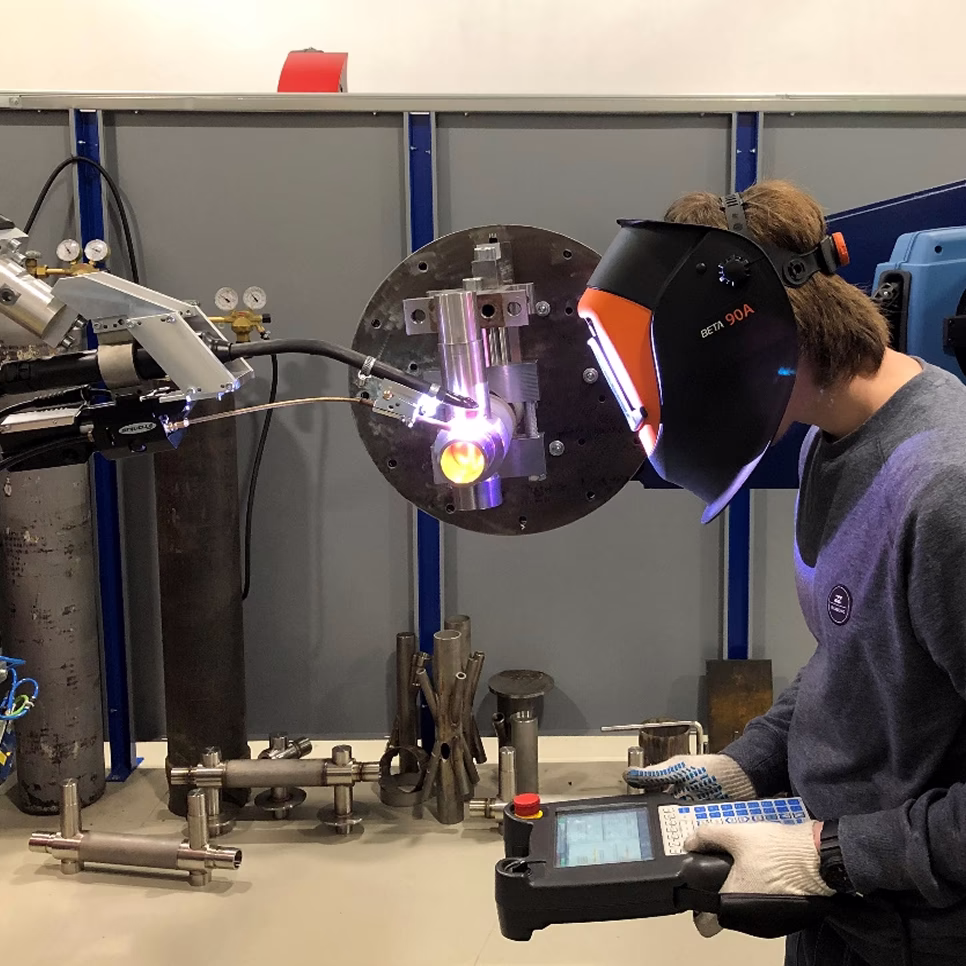 Процесс TIG сварки корня шва «на весу» в роботизированном комплексе для TIG и MIG/MAG сварки