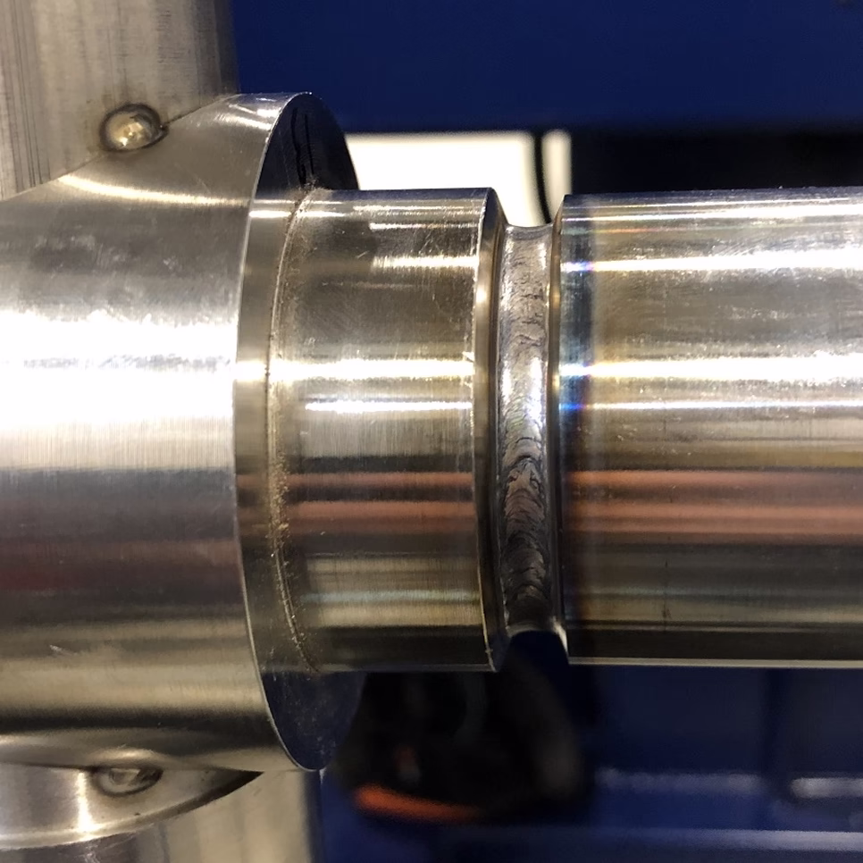 Корень шва, сваренный TIG сваркой «на весу» в роботизированном комплексе для TIG и MIG/MAG сварки. Вид вблизи